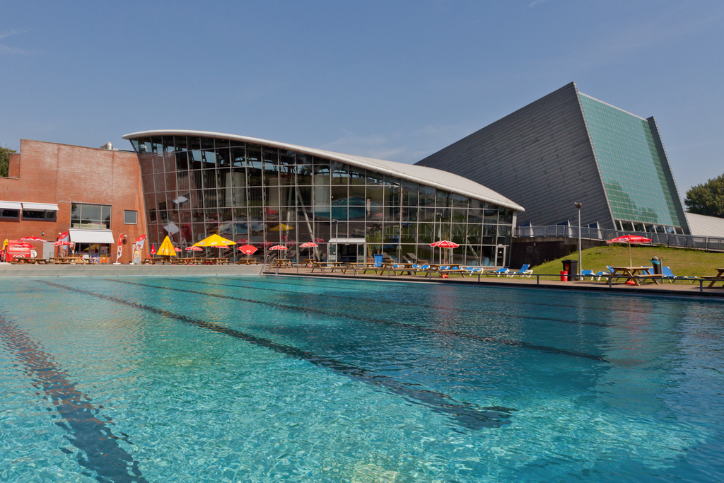 Swimmingpool, inside and outside, 15 minutes