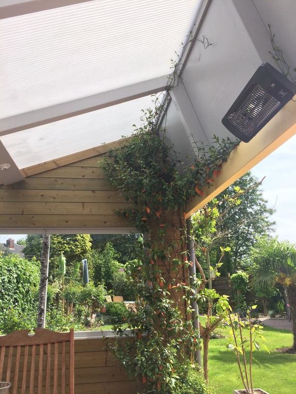 overdekt terras, dus ook lekker buiten zitten als het wat frisser is of bij regen