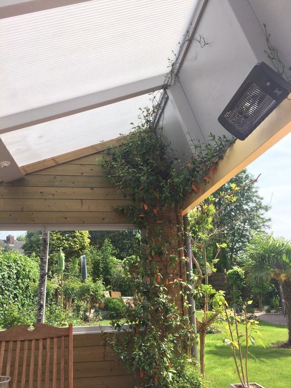 overdekt terras, dus ook lekker buiten zitten als het wat frisser is of bij regen