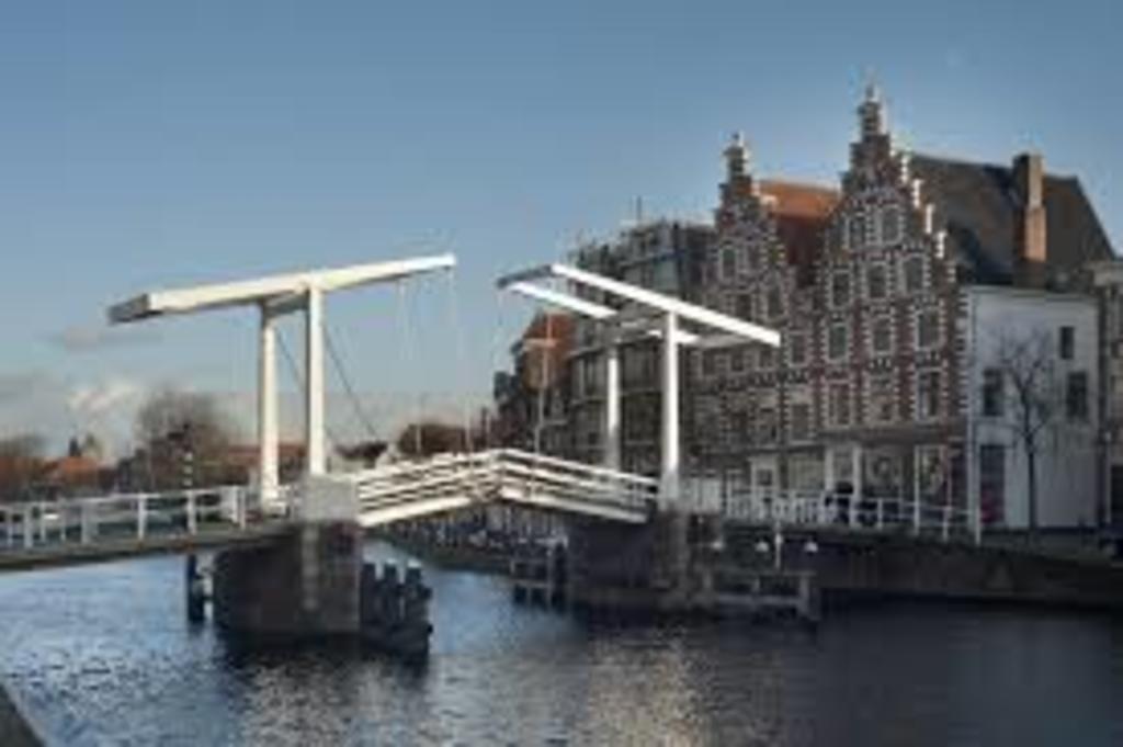 Pedestrian and bicycles bridge only over the 'Spaarne' river.