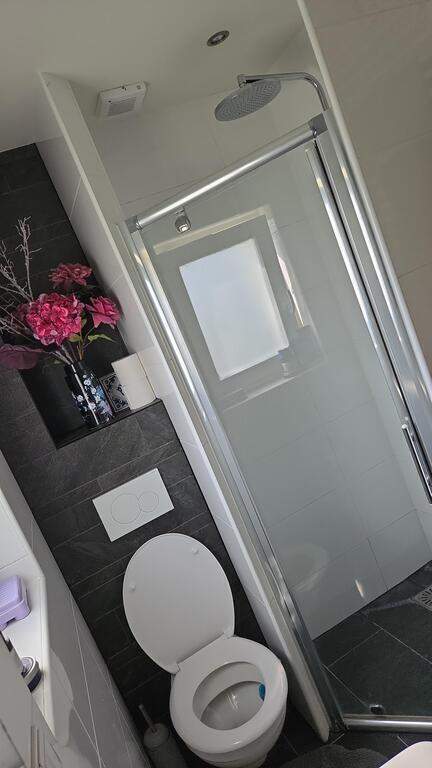 Badkamer (maar 1 douche van de 2  zichtbaar)