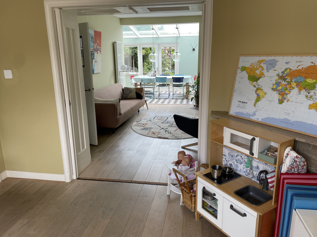 Front part of the en-suite living room - with a view towards the living and the extension / dinner table