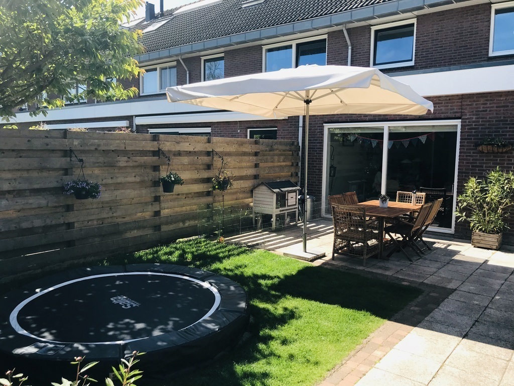 Garden with trampoline + table & seats 