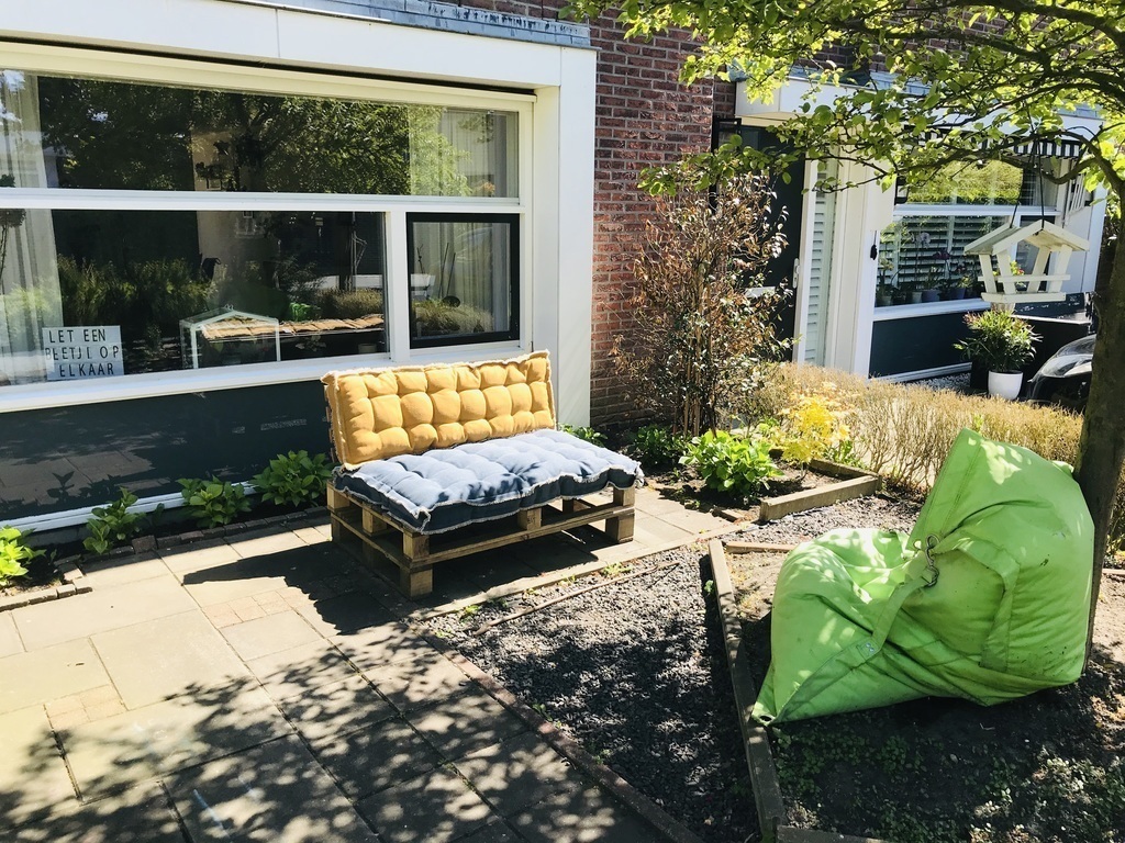 Seatings for late afternoon & evening drinks in the sun