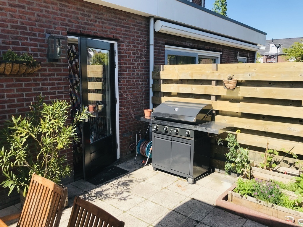 The gas barbecue / outdoor kitchen is the newest incorporation to the garden :)