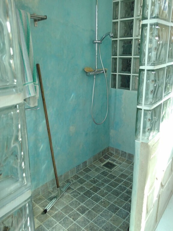 The shower, in Moroccan tadelakt style