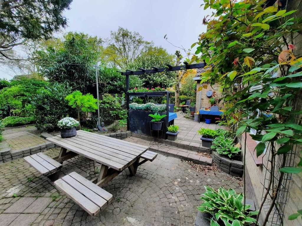 Diverse zitplekken op het terras