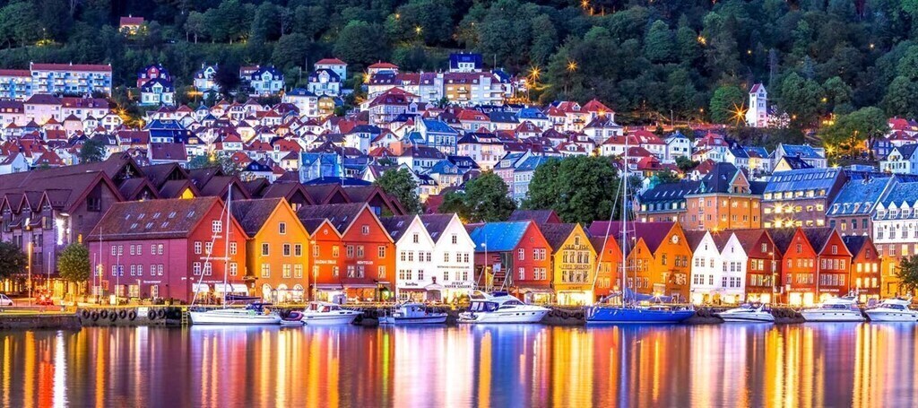 Enjoy sightseeing in the old city centre of Bergen and Bryggen harbour