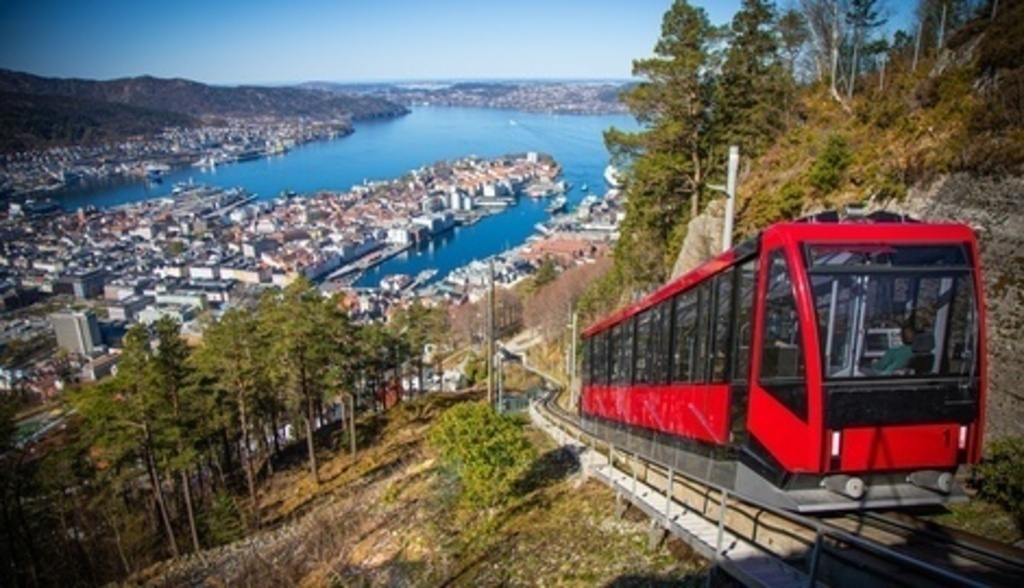 Take the funicular up to mount Fløyen