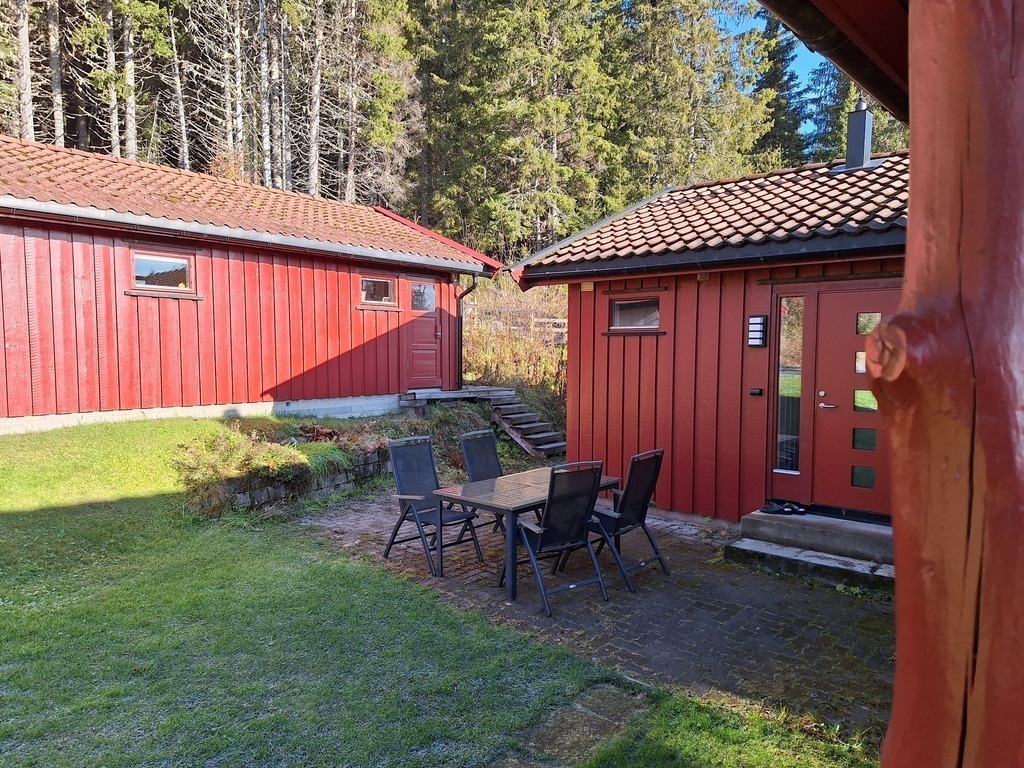 garden with view on the outhouse