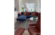 Store vinduer og mye lys i stue/kjøkken