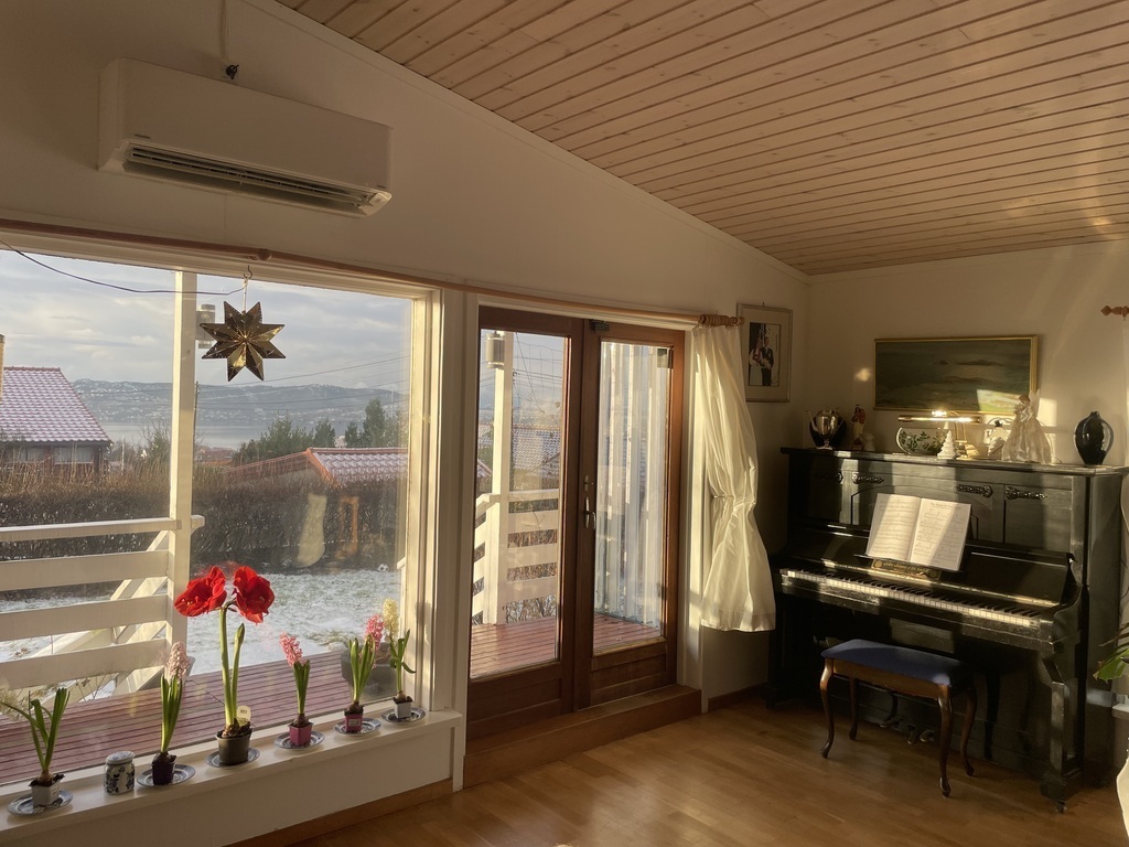 House in quiet and secluded area with a large sunny veranda and a fjordview