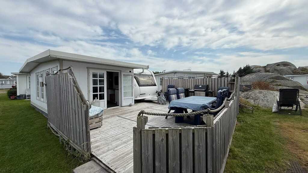 Our caravan with extension and a large private terrace, perfect for outdoor meals and relaxing.