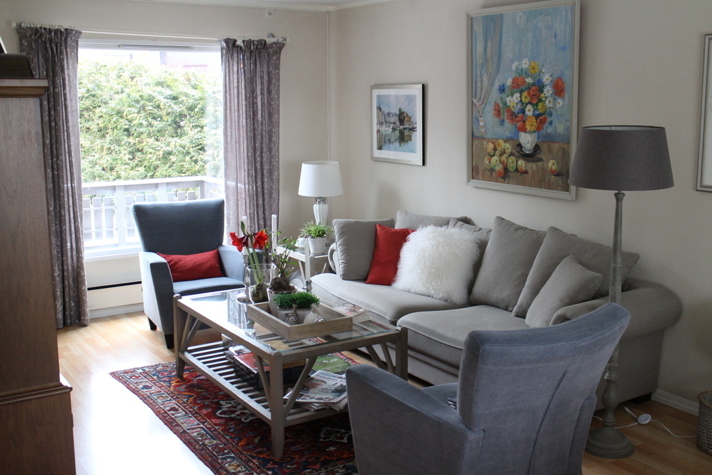 Open livingroom, no TV - just what is important.