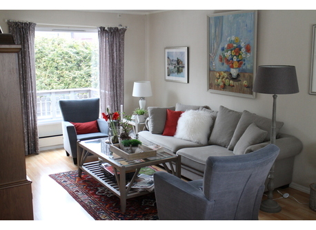 Open livingroom, no TV - just what is important.