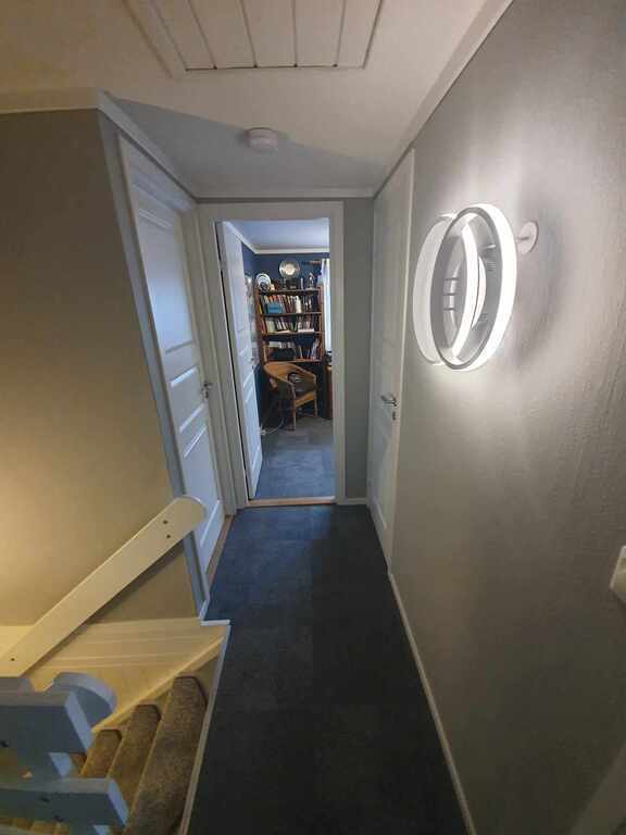 2nd floor, office, 3 bedrooms, 5 beds.