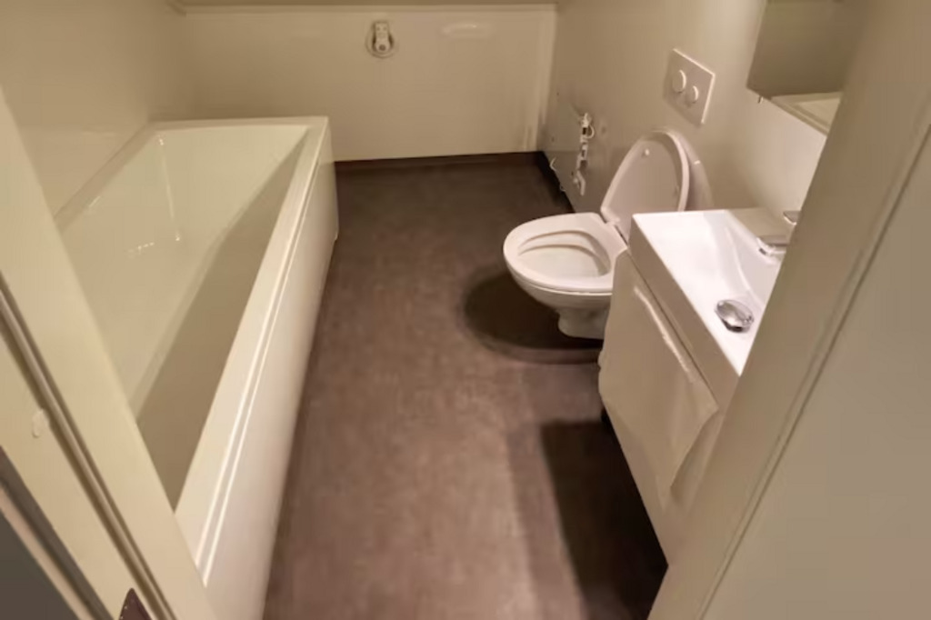 Bathroom second floor.