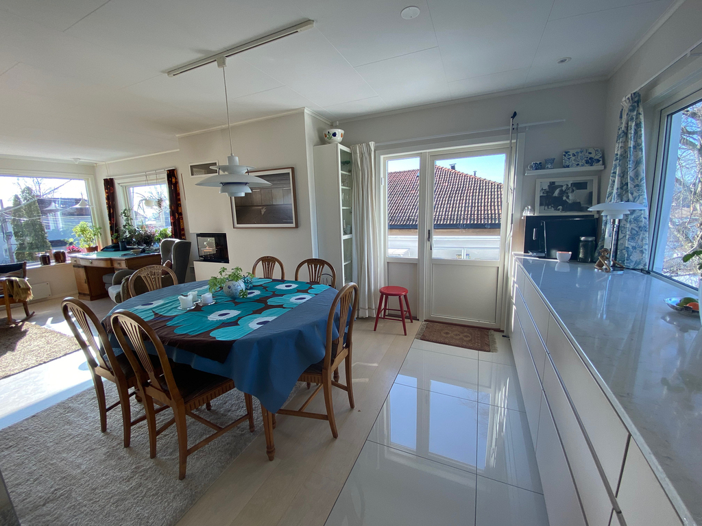 Kitchen/dining area with door to the balcony