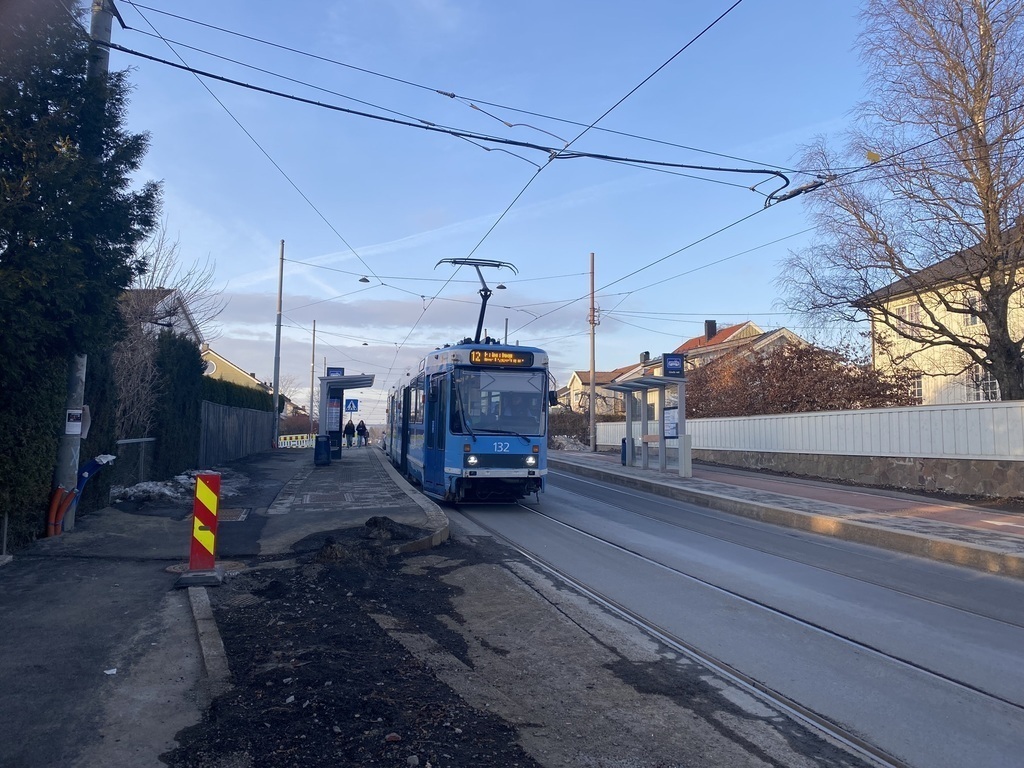 City tram, 4 minutes walk from the flat. Takes you to the city center in 20 minutes  by the charming urban area Grunerløkka.,