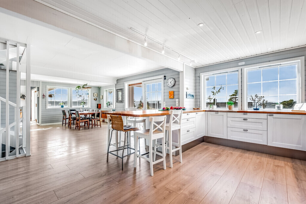 The kitchen and dining area 