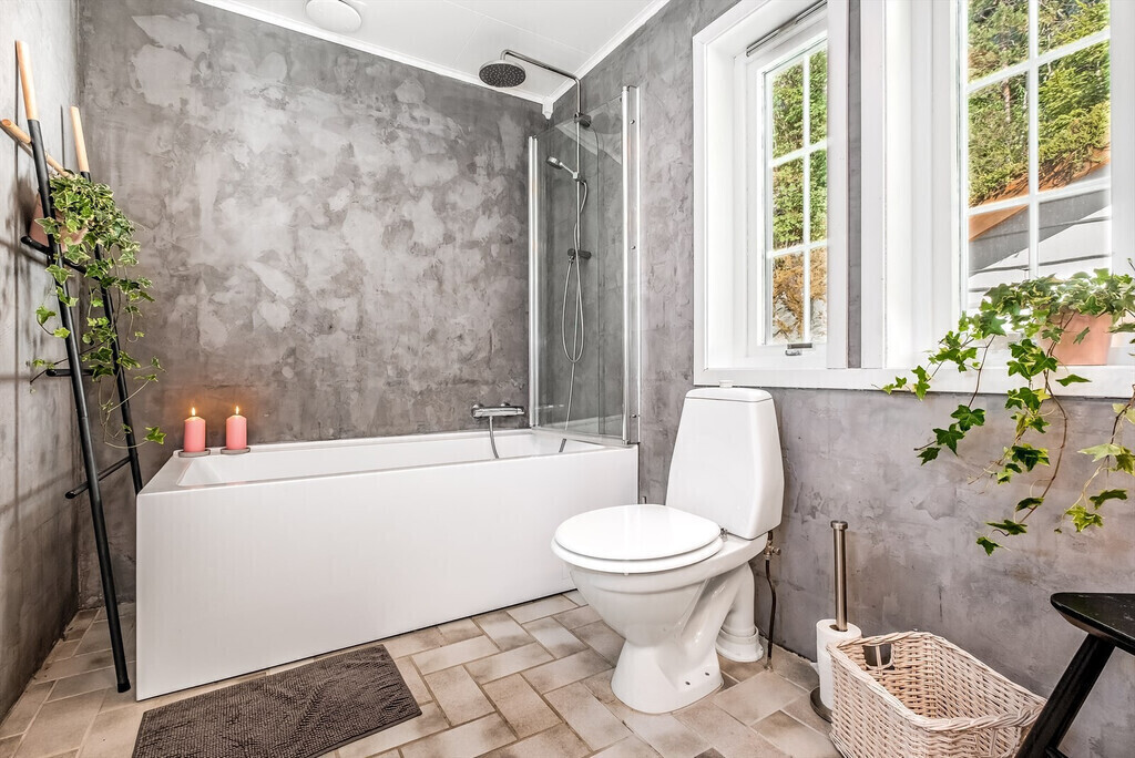 The hot tub in the 2nd floor bathroom 