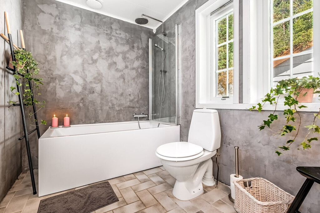 The hot tub in the 2nd floor bathroom 