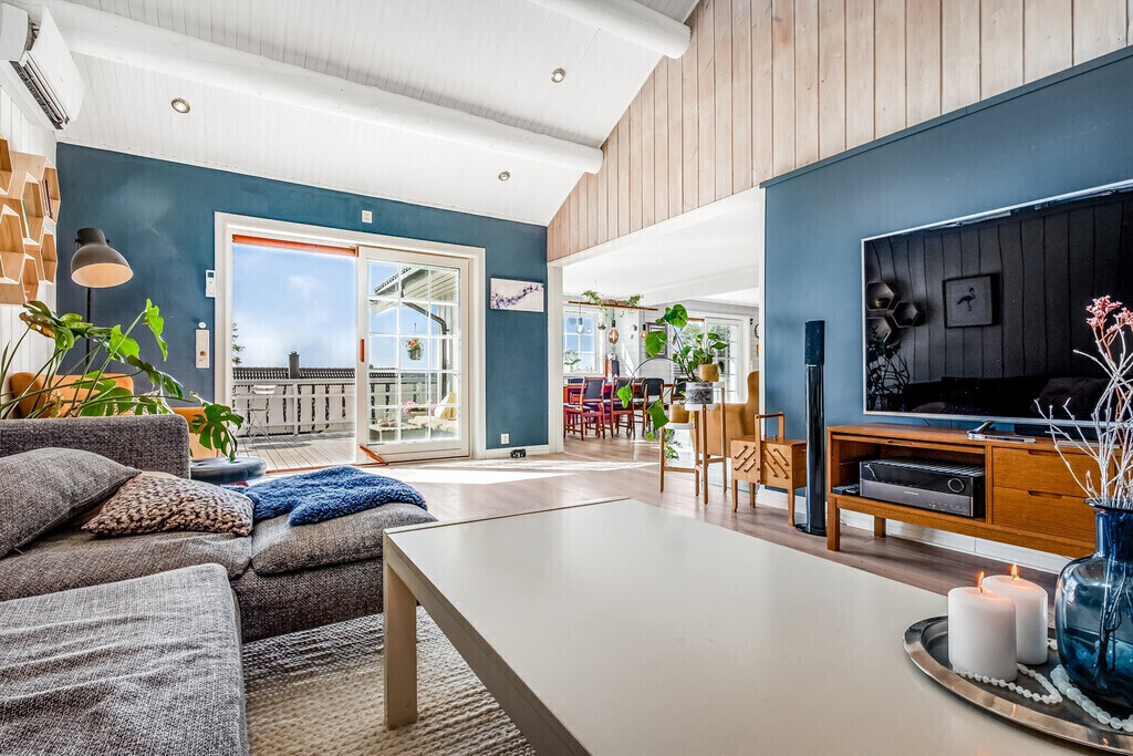 The tv-room with entrance to balcony