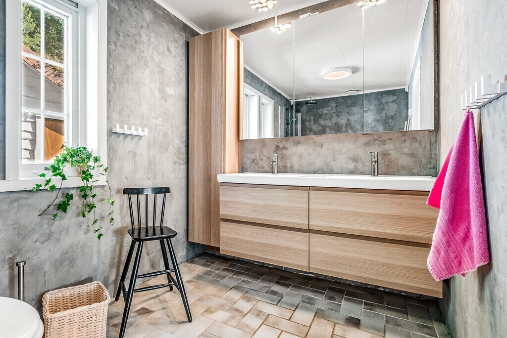 The 2nd floor bathroom