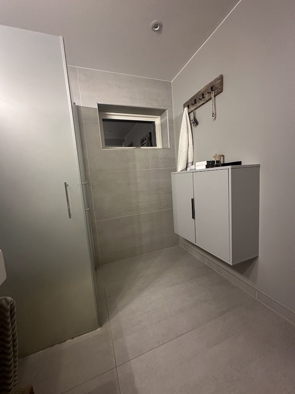 Bathroom - 1. floor with shower.