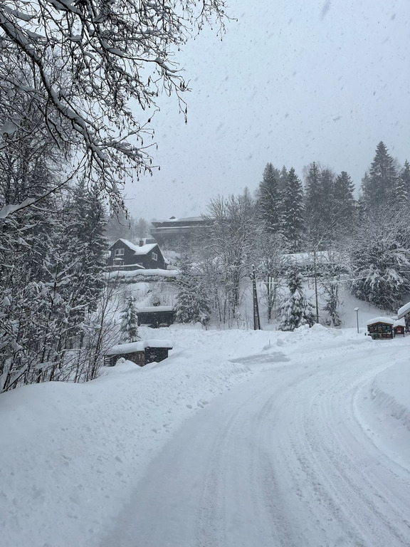 House hanging over the Cliff