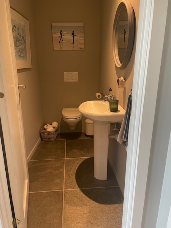 Toilet (bathroom 2)