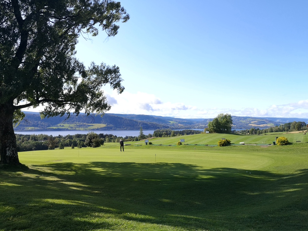 Mjøsen Golfklubb, beautiful 18 hole golf course about 30 minutes drive. Atlungstad golf 50 min and Hafjell golf 15 min(9 Hole)