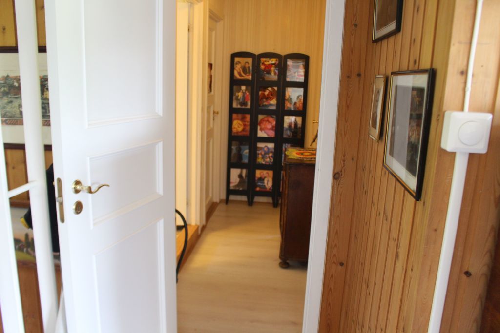 The hallway to the sleeping rooms and bath room.