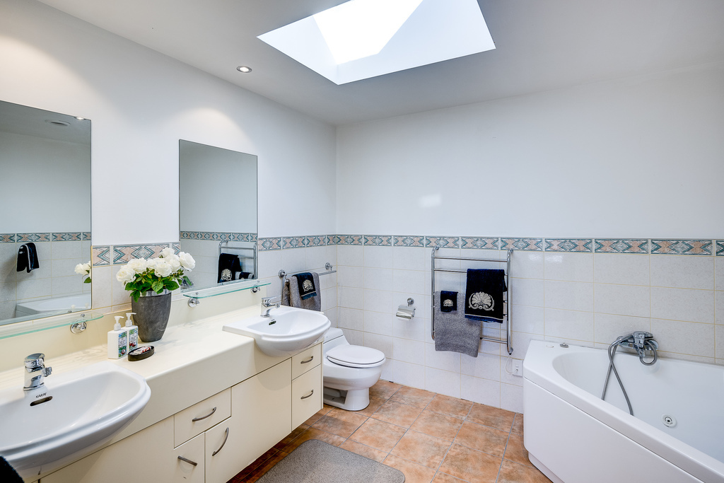 Master Bedroom Ensuite with Spa bath