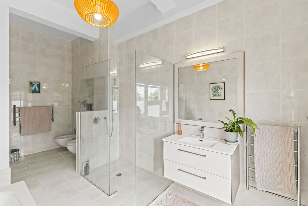 Main bathroom 
