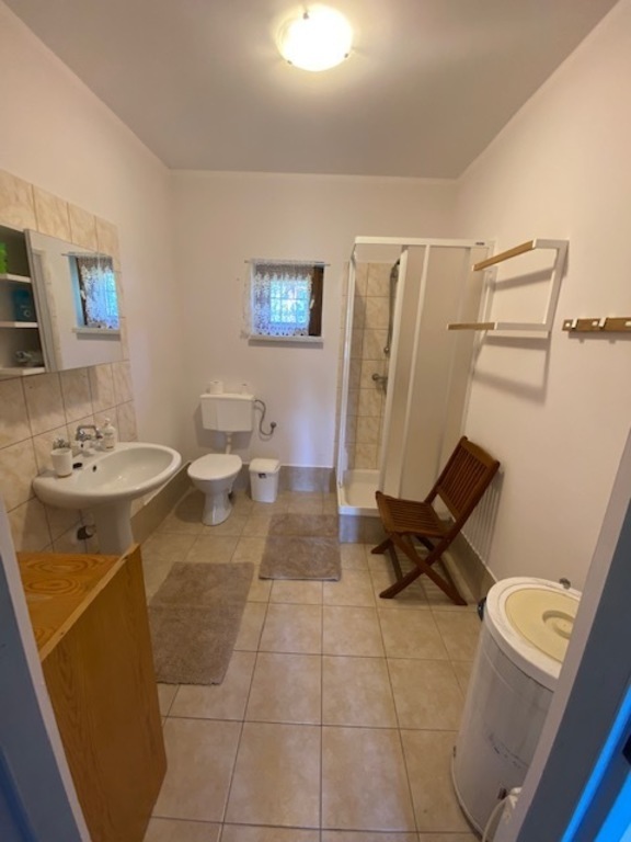 jedna z dwóch łazienek