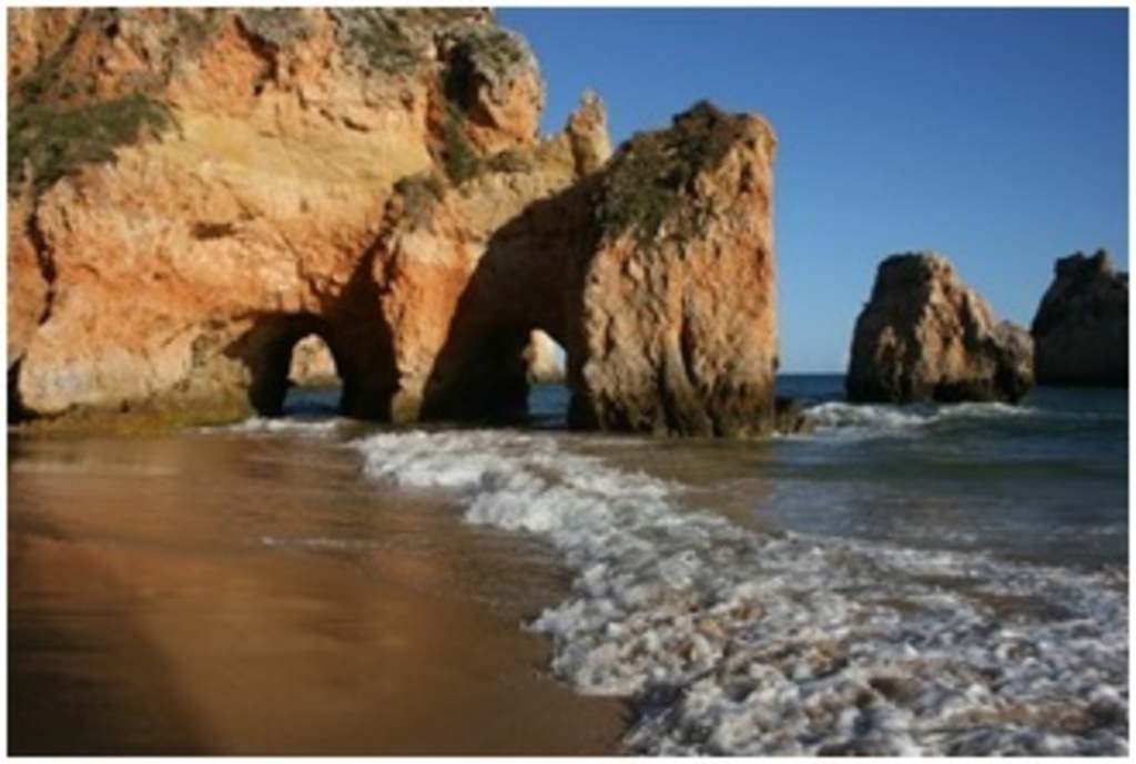 Plage de Marinha (classée UNESCO), à 5 km