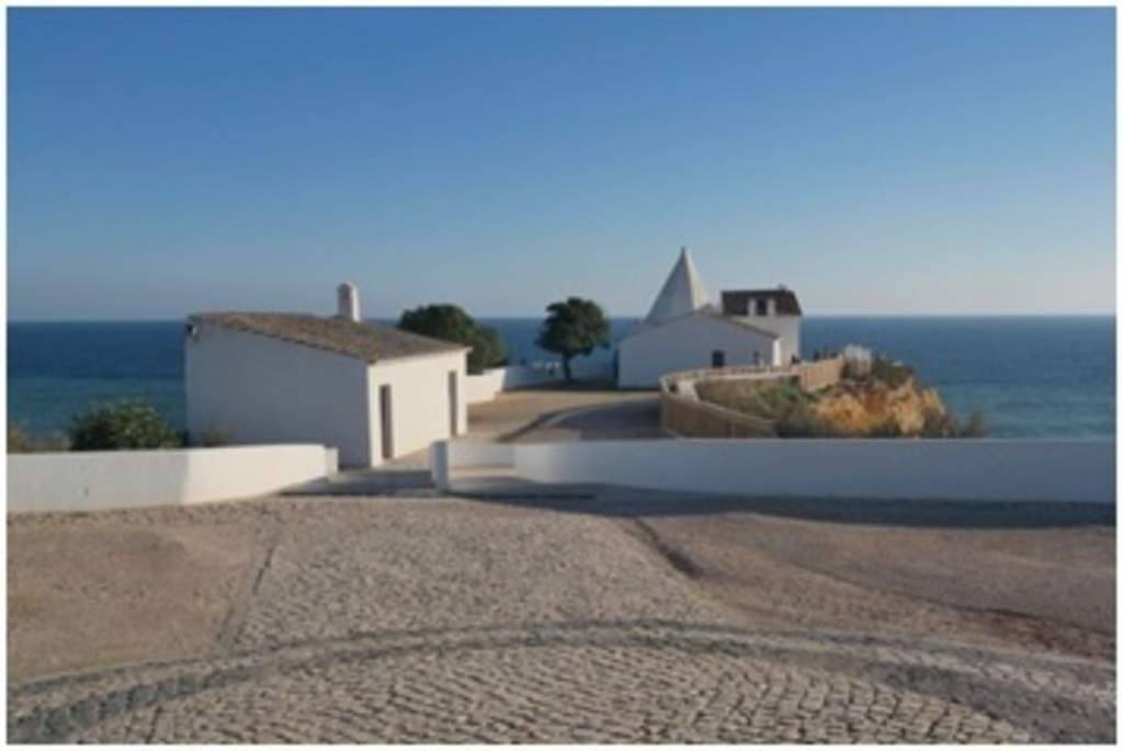 Chapelle historique "Nossa Senhora da Rocha" dominant la mer à 350 m