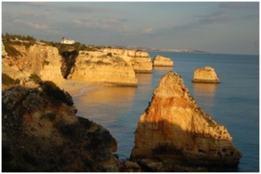 Falaises ocres aux environs