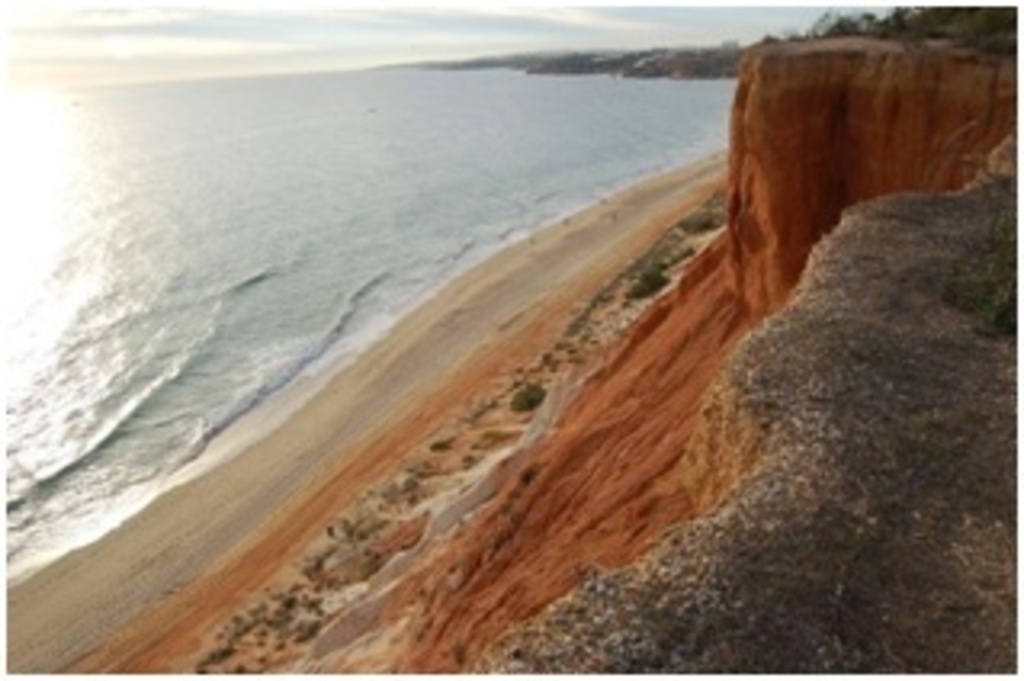 Plage de Falaisia à 15 km