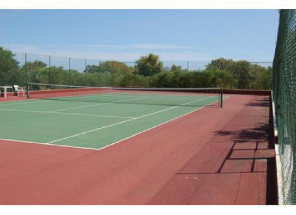 One of the 3 tennis courts (reservation and entrance fees)