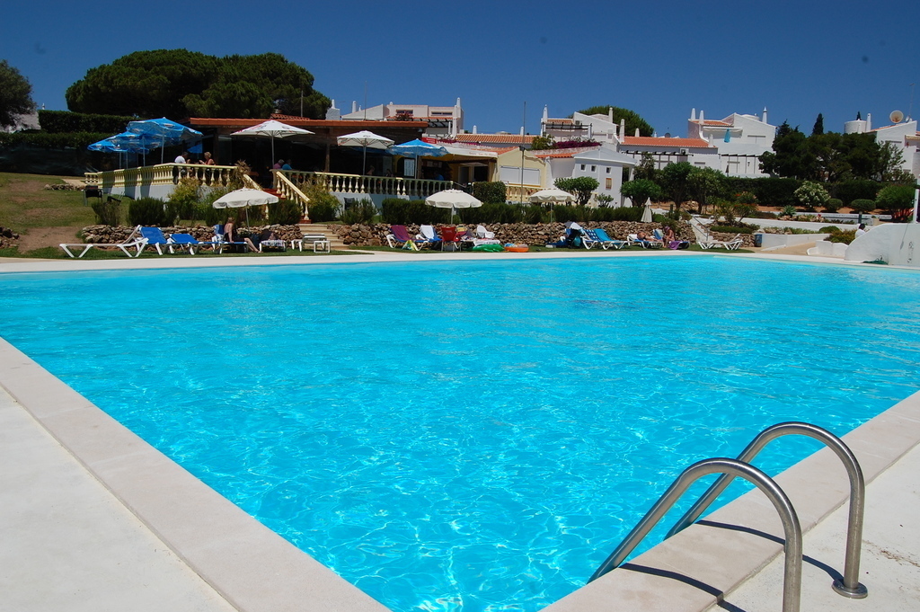 The large pool and the restaurant "O Fourno"