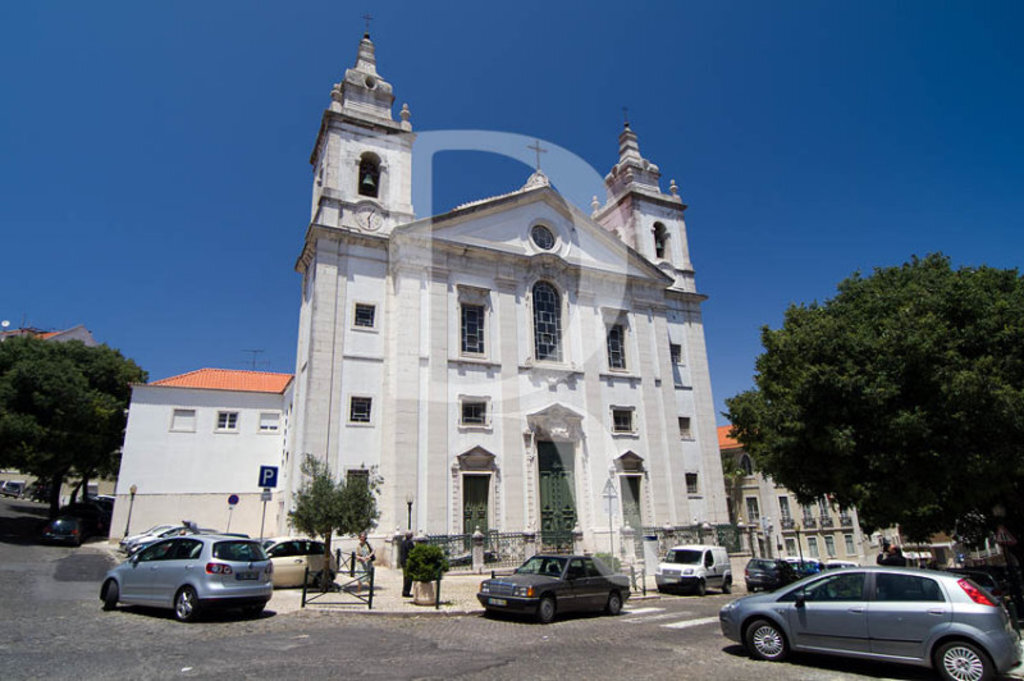 Igreja Santa Isabel, 5 min walk