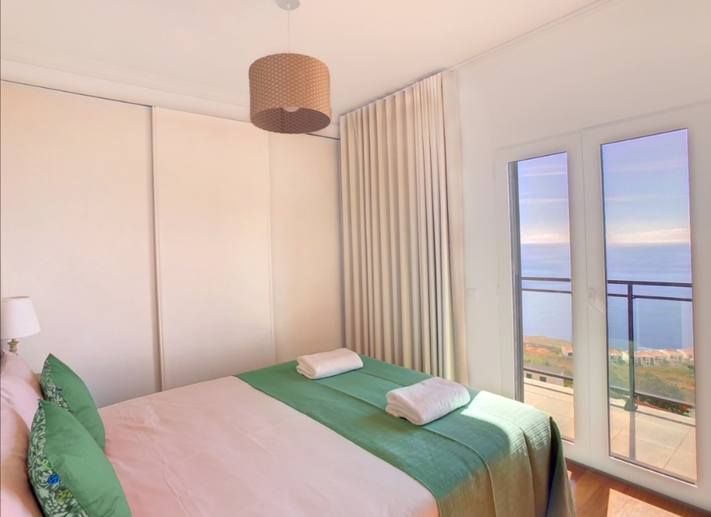 Quarto de casal com varanda e casa de banho privativa