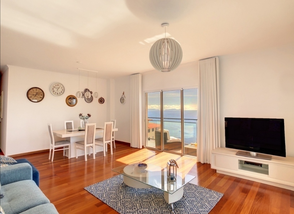 Panorâmica da sala de estar e refeições