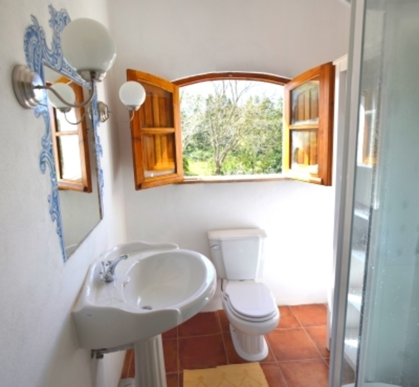 Bad mit Blick auf hinteren Patio /Bathroom with a view of the patio