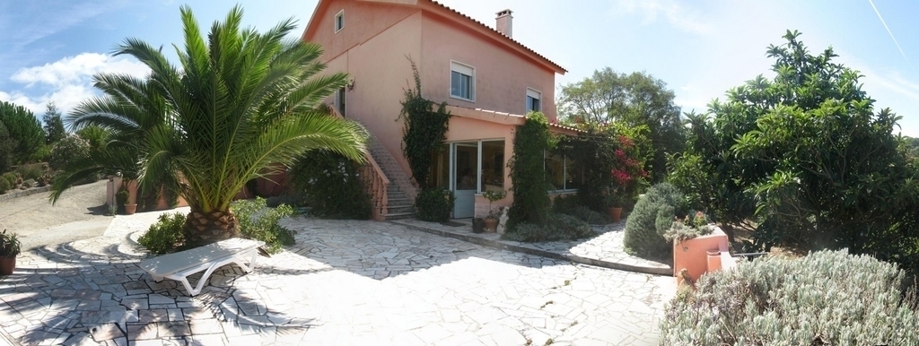 Vorderansicht des Hauses/ Front view of the house