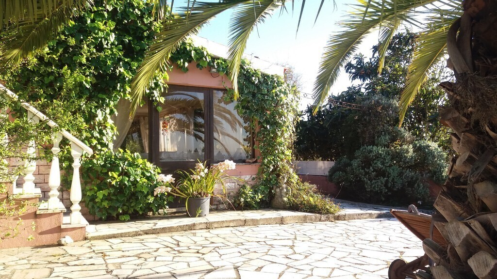 Blick auf die Vorderseite des Hauses- View of the front side of the house