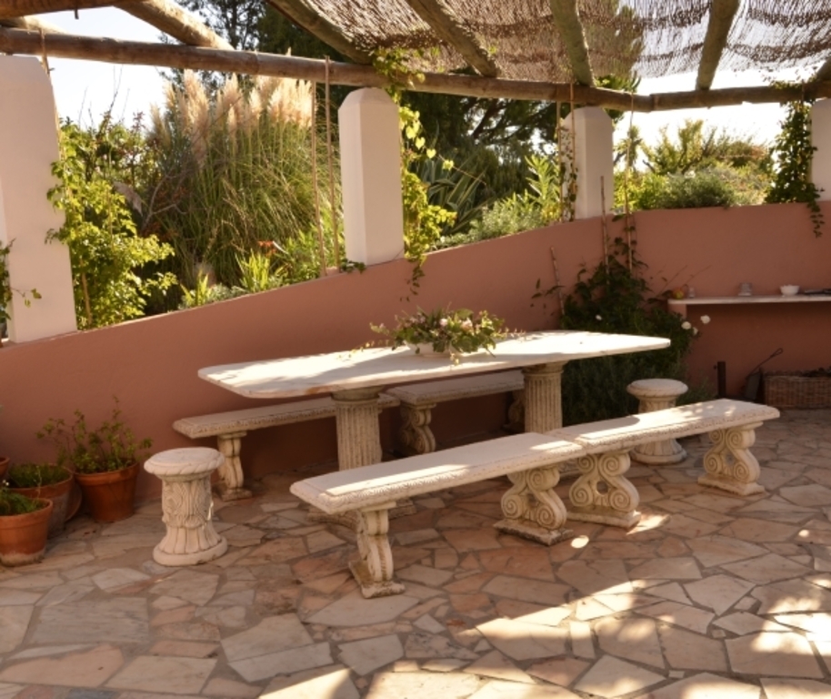 Terrasse hinter dem Wohnzimmer/ Terrace behind the living room