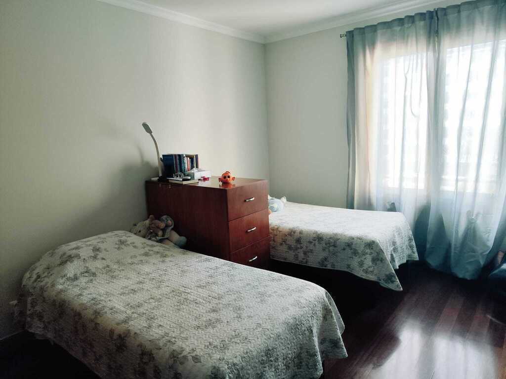 Bedroom 2 - 2 single beds